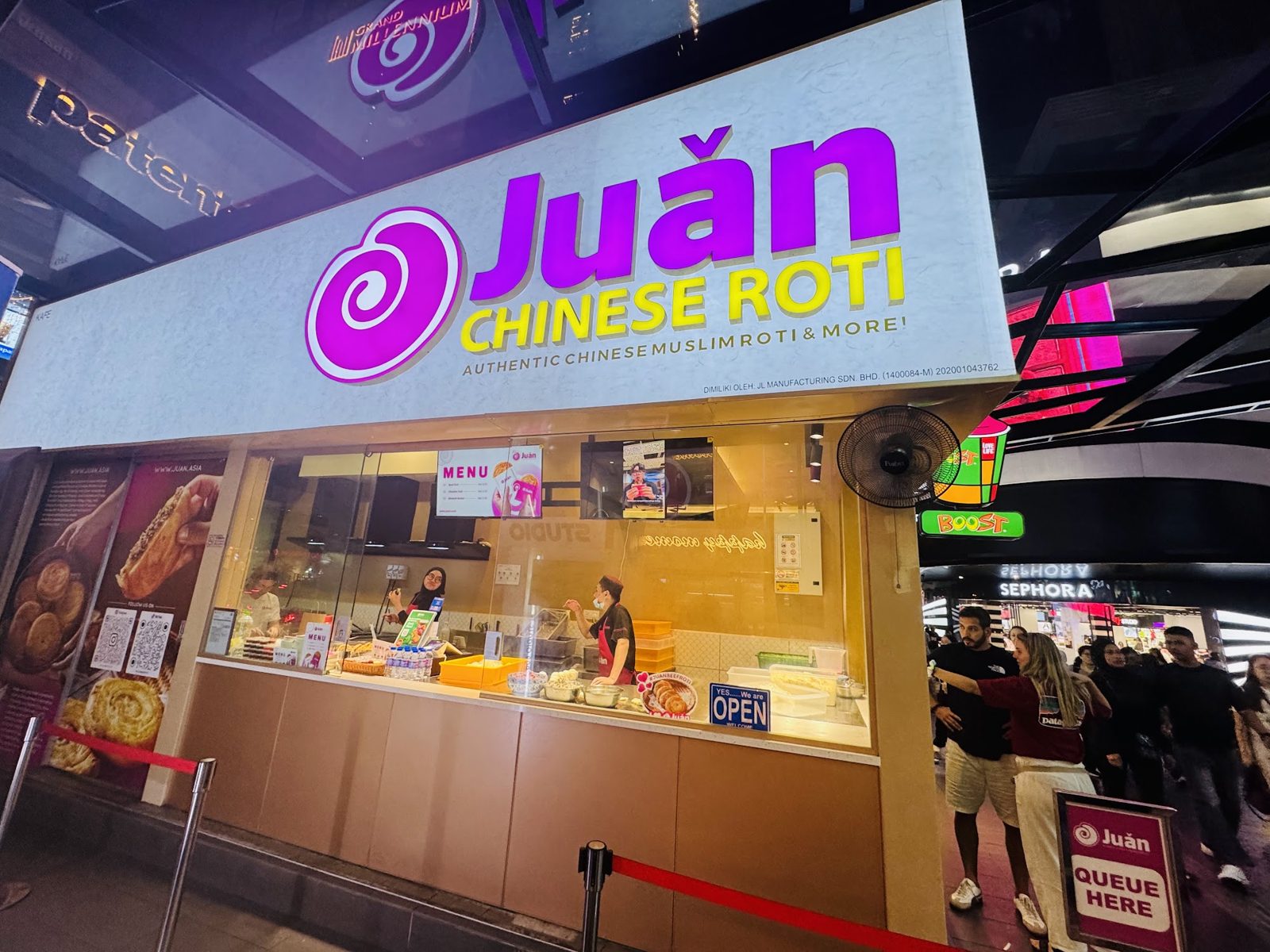The Juǎn kiosk lit up at night on Jalan Bukit Bintang